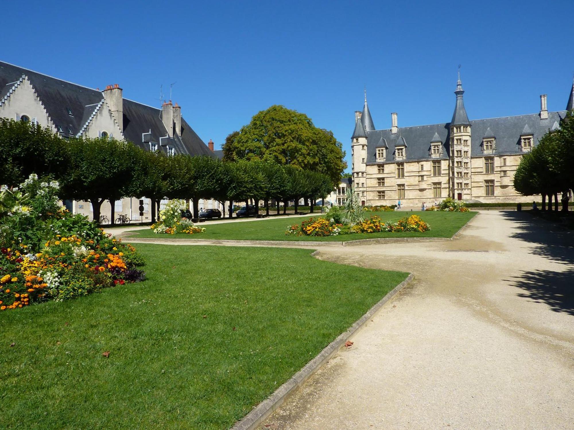 Hotel Des Ducs Nevers Exterior photo