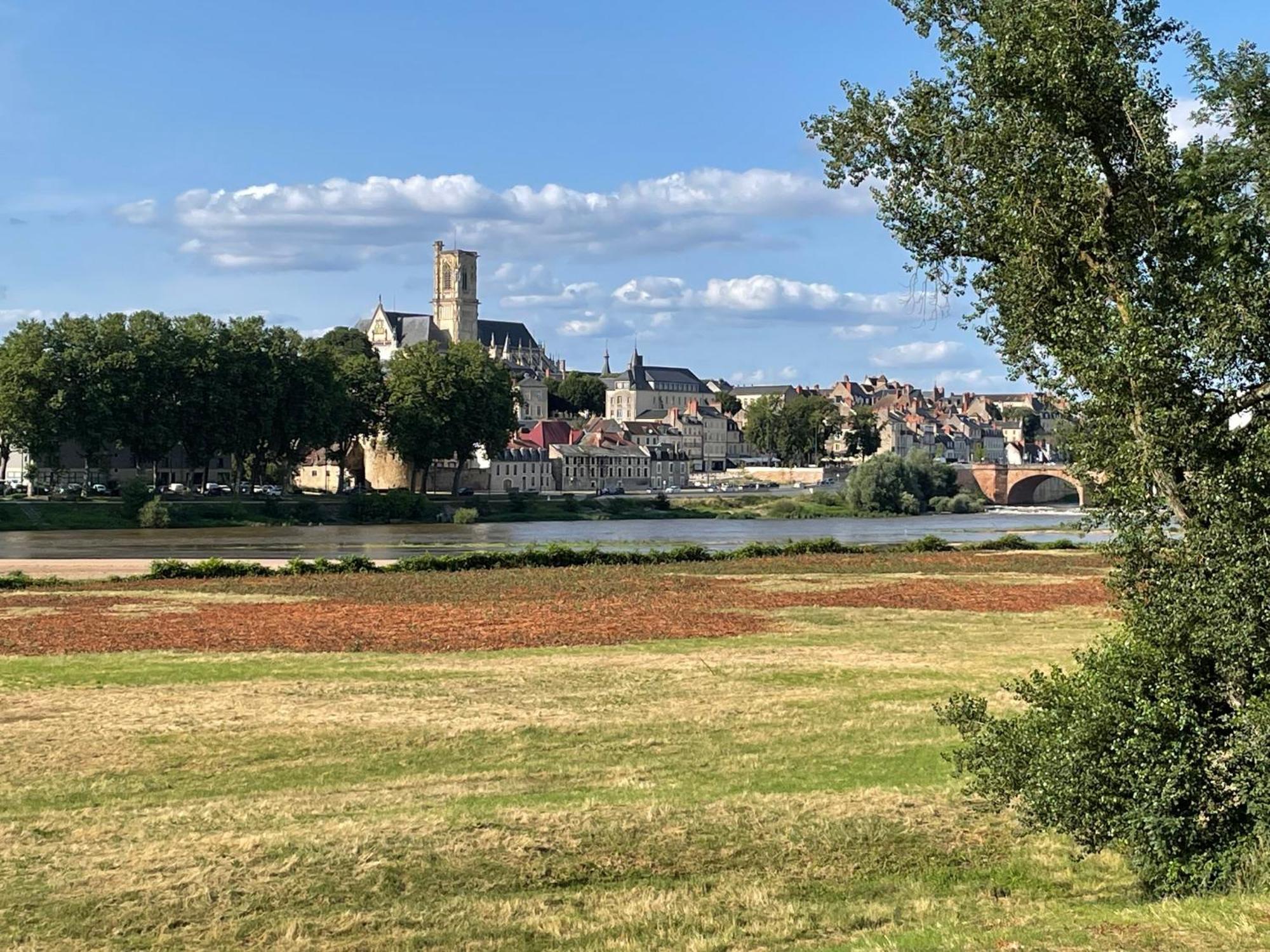 Hotel Des Ducs Nevers Exterior photo